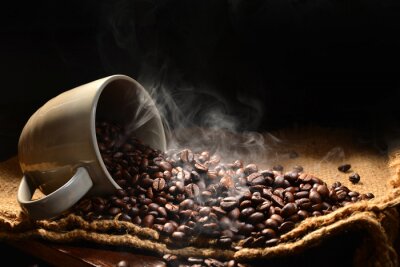 Les grains de café avec de la fumée dans le café tasse