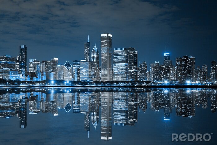 Poster  Les gratte-ciel de Chicago se reflétant dans l'eau la nuit