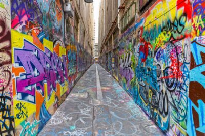 Poster  Les murs des bâtiments sont couverts de graffitis.