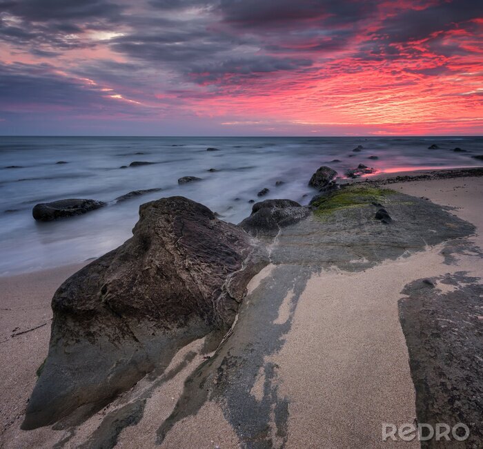 Poster  Lever de soleil rocheux. Magnifique lever de soleil vue sur la côte de la mer Noire, en Bulgarie.