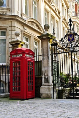 Poster  Londres et une cabine téléphonique à côté du bâtiment