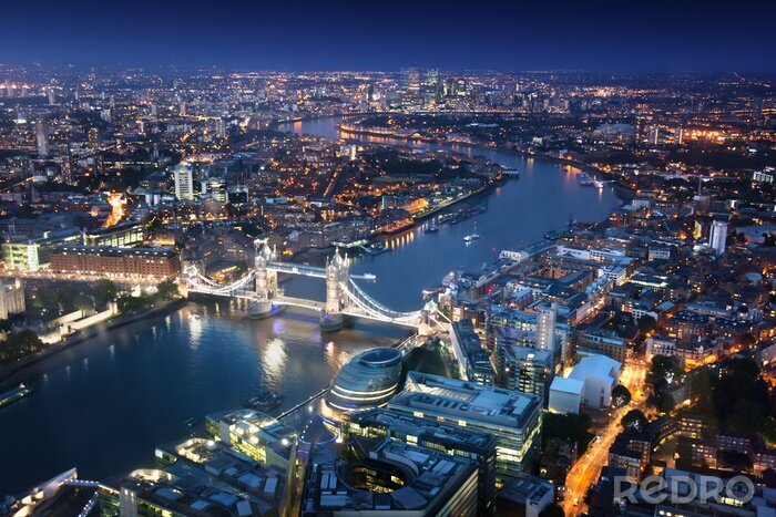 Poster  Londres la nuit avec des architectures urbaines et Tower Bridge