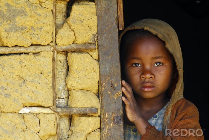 Poster  Madagascar-timide et pauvre fille africaine avec foulard