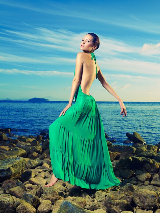 Poster  Madame dans la robe verte sur le rivage