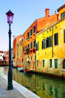 Maisons au bord d'un canal