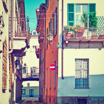 Maisons dans une ruelle par un temps ensoleillé
