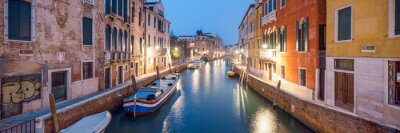 Maisons éclairées par des lanternes à Venise