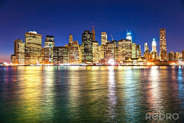 Poster  Manhattan éclairé avec les lumières artificielles
