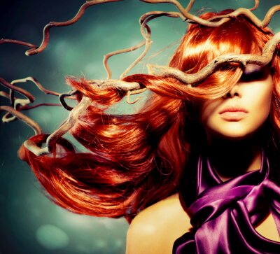 Poster  Mannequin Portrait de femme avec de longs cheveux rouges bouclés