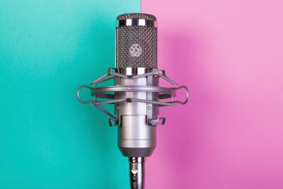 Microphone dans un studio coloré