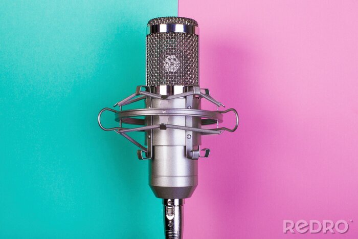 Poster  Microphone dans un studio coloré
