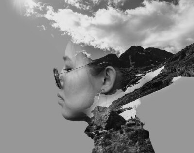Poster  Montage noir et blanc : montagnes et femme