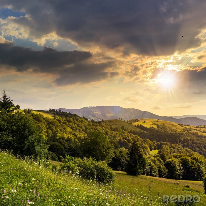 Poster  Montagnes et soleil derrière les nuages