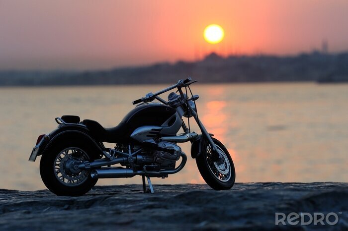 Poster  Moto sur les rochers à Sunset et or heures