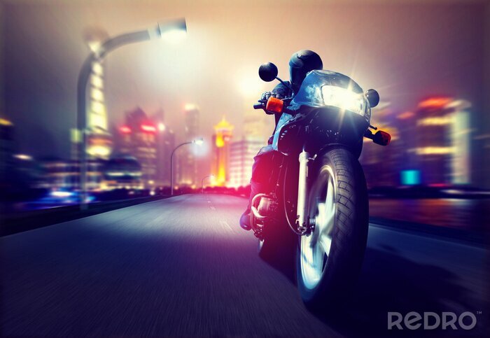 Poster  Motocycliste traversant une ville