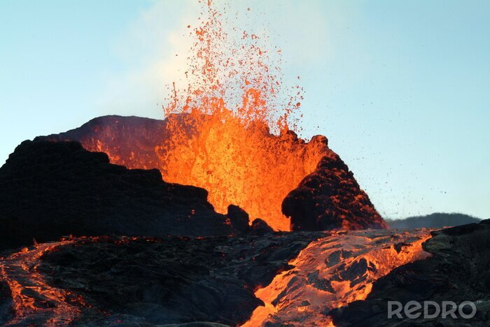 Poster  Nature du volcan rouge en éruption