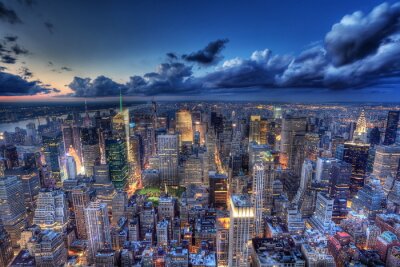 New York au crépuscule avec des gratte-ciel illuminés
