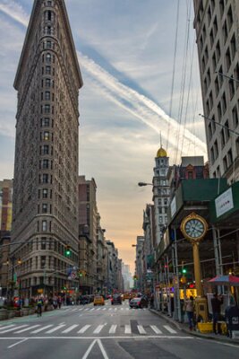 Poster  NEW YORK CITY - CIRCA 2016: Le bâtiment Flatiron se situe entre Broadway et Fifth Avenue le samedi soir soigné à Manhattan, New York City. Le bâtiment Flatiron est un écrin triangulaire de 22 étages