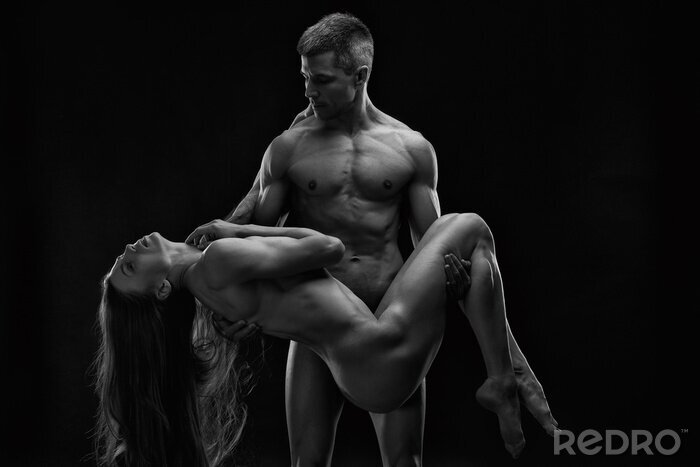 Poster  Nu d'un couple sportif sur fond noir