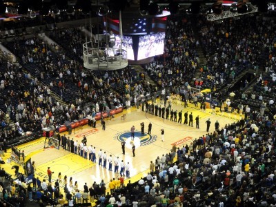 Poster  OAKLAND, CA - JANVIER 22: Celtics vs. Warriors: Les joueurs se tiennent dans les lignes pendant le chant de l'hymne national à l'Oracle Arena Prise le 22 Février, 2011 Oakland en Californie.
