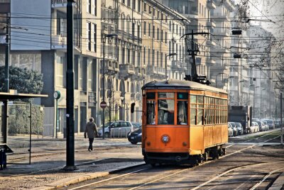 Old vintage tram orange sur la rue de Milan, Italie