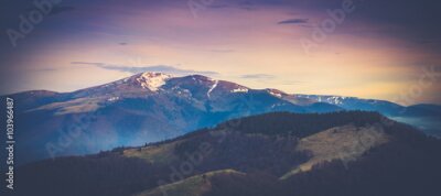 Poster  Panorama d'un paysage montagneux enneigé