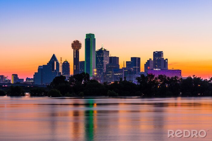Poster  Panorama de Dallas de l'est sur la surface de l'eau
