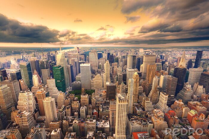 Poster  Panorama du coucher de soleil jaune en ville