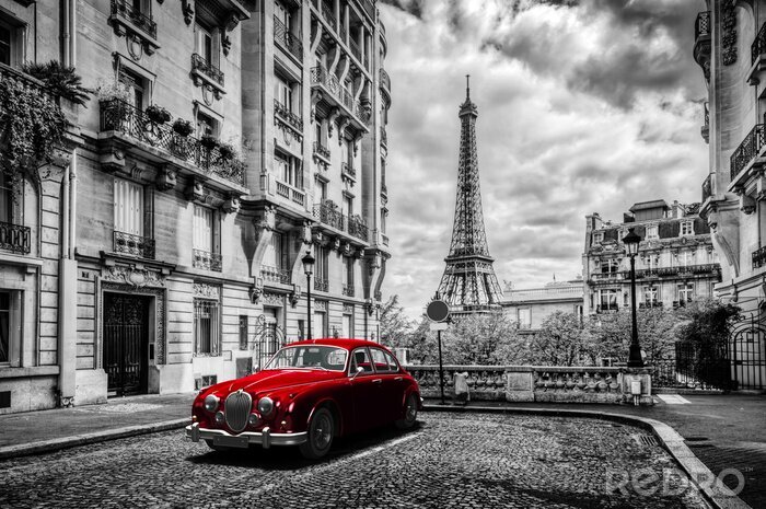 Poster  Paris artistique, France. Tour Eiffel vue de la rue avec la voiture rouge de limousine rétro.