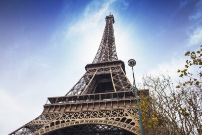 Paris, le 27 novembre: La tour Eiffel, vue de dessous.