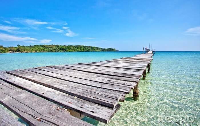 Poster  Passerelle ancienne au bord d'une eau claire
