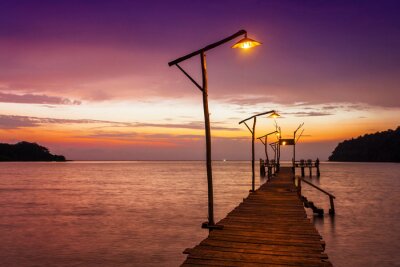 Passerelle lampadaires allumés