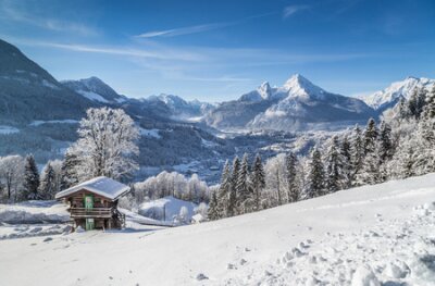 Poster  Paysage alpin hivernal avec des montagnes et des vallées enneigées