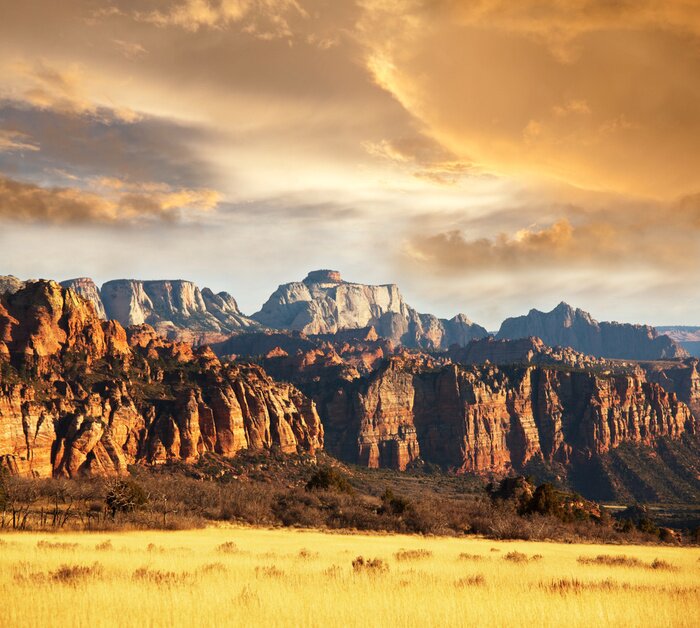 Poster  Paysage avec des collines de pierre