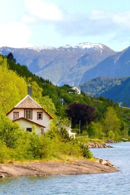 Paysage avec une maison norvégienne