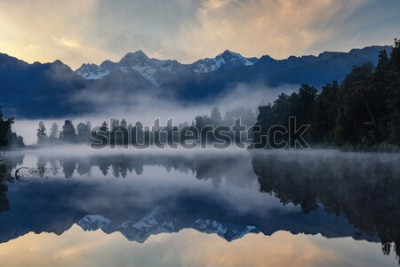Poster  Paysage d'un lac de montagne le matin