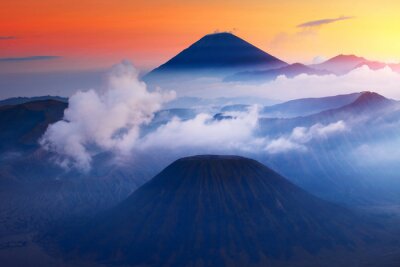 Poster  Paysage de montagne avec coucher de soleil pittoresque