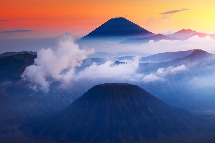 Poster  Paysage de montagne avec coucher de soleil pittoresque