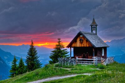 Paysage de montagne avec église historique