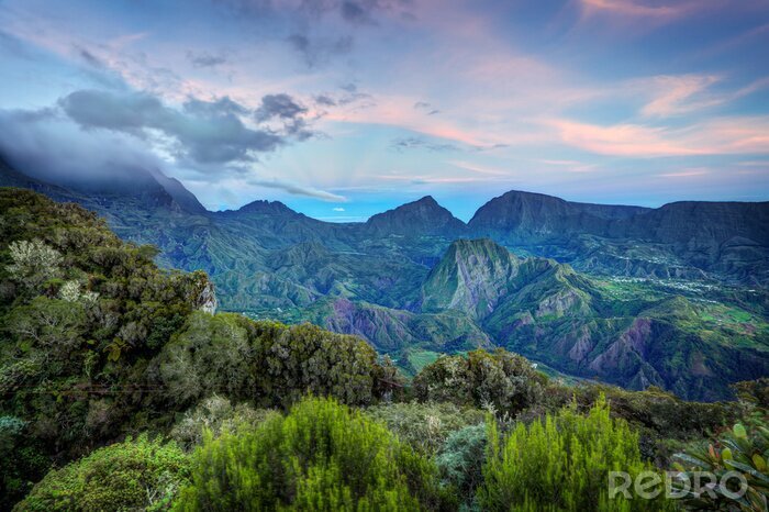 Poster  Paysage de montagne avec fond de ciel
