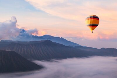 Paysage de montagne avec une montgolfière en plein vol