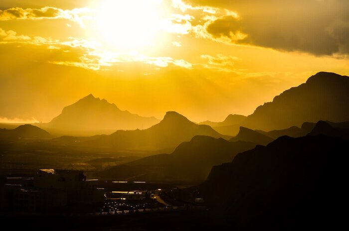Poster  Paysage jaune et noir avec coucher de soleil