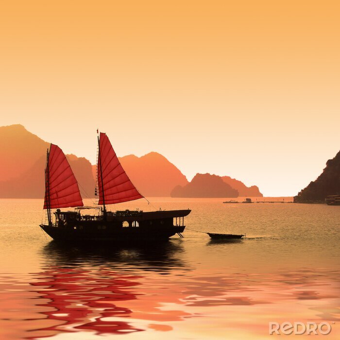 Poster  Paysage rouge avec des barques dans l'eau