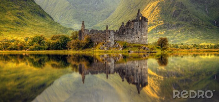 Poster  Paysage verdoyant avec le château de Kilchurn