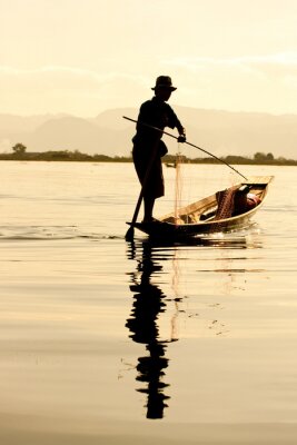 Pêcheur dans le lac Inle, Myanmar.