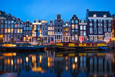 Péniches sur l'eau à Amsterdam