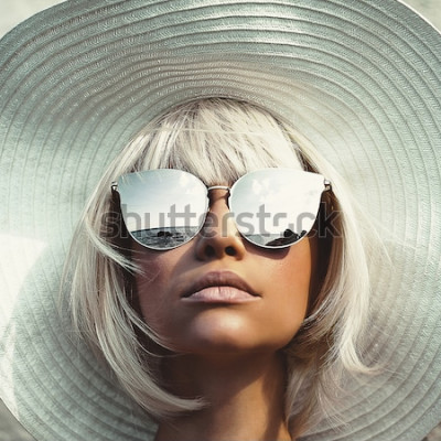 Poster  Photo de mode en plein air de belle demoiselle au chapeau et des lunettes de soleil. Voyage de plage d'été. Été