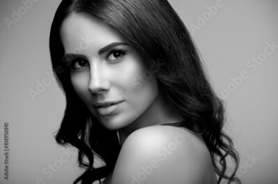 Poster  Photo monochrome d'une fille aux cheveux longs