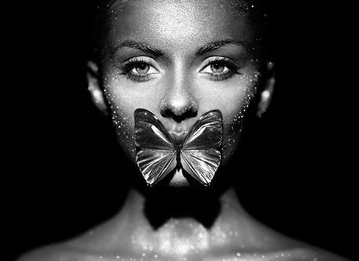Poster  Photographie d'une femme et d'un papillon