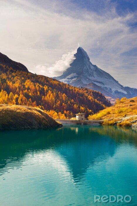 Poster  Photographie d'une montagne au bord d'un lac
